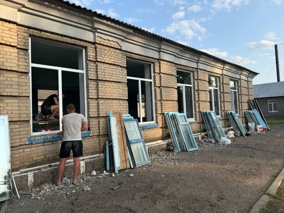 В рамках подготовки образовательных учреждений к осенне-зимнему периоду в спортивном зале Ровеньковской школы № 5 им. «Молодой гвардии» выполнены работы по замене оконных блоков В рамках подготовки образовательных учреждений к осенне-зимнему периоду в спортивном зале Ровеньковской школы № 5 им. «Молодой гвардии» выполнены работы по замене оконных блоков