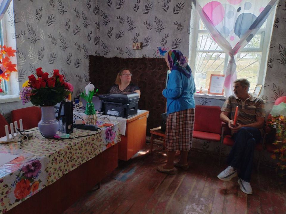 Сотрудники МФЦ провели выездную встречу с гражданами сел Теплое и Верхний Минченок Сотрудники МФЦ провели выездную встречу с гражданами сел Теплое и Верхний Минченок