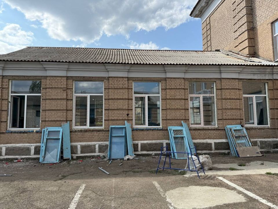 В рамках подготовки образовательных учреждений к осенне-зимнему периоду в спортивном зале Ровеньковской школы № 5 им. «Молодой гвардии» выполнены работы по замене оконных блоков В рамках подготовки образовательных учреждений к осенне-зимнему периоду в спортивном зале Ровеньковской школы № 5 им. «Молодой гвардии» выполнены работы по замене оконных блоков