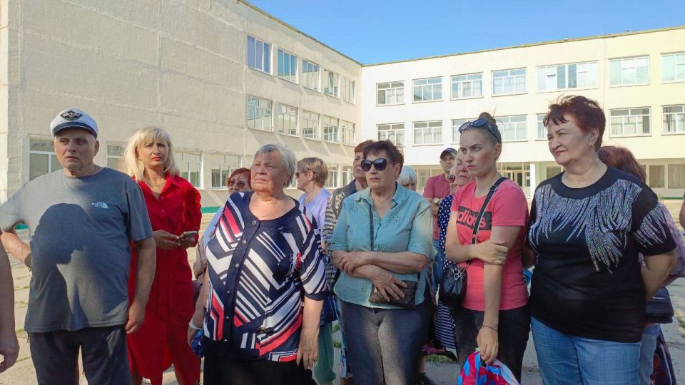 Представители администрации Луганска провели встречу с жителями квартала Героев Сталинграда в рамках проекта «Муниципальный диалог — решаем вместе» Представители администрации Луганска провели встречу с жителями квартала Героев Сталинграда в рамках проекта «Муниципальный диалог — решаем вместе»