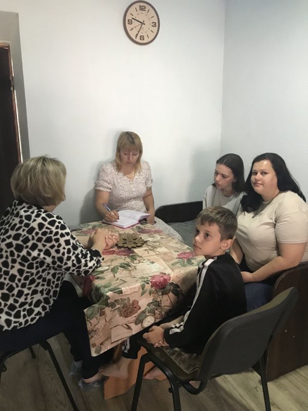 В центре внимания — семья. В июне 2025 года специалисты отдела опеки, попечительства и патронажа провели 3 профилактических выезда для поддержки семей с детьми и предупреждения нарушений прав несовершеннолетних В центре внимания — семья. В июне 2025 года специалисты отдела опеки, попечительства и патронажа провели 3 профилактических выезда для поддержки семей с детьми и предупреждения нарушений прав несовершеннолетних