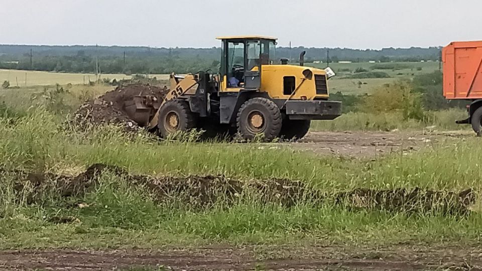 Сегодня в рамках заключенного контракта с МУП «СКАТ» города Ровеньки, на подведомственной территории пгт Михайловка по ул. Шахтерская проводится работа по вывозу несанкционированных свалок Сегодня в рамках заключенного контракта с МУП «СКАТ» города Ровеньки, на подведомственной территории пгт Михайловка по ул. Шахтерская проводится работа по вывозу несанкционированных свалок