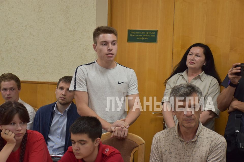 В Стаханове состоялась рабочая встреча молодежи с министром молодежной политики ЛНР В Стаханове состоялась рабочая встреча молодежи с министром молодежной политики ЛНР