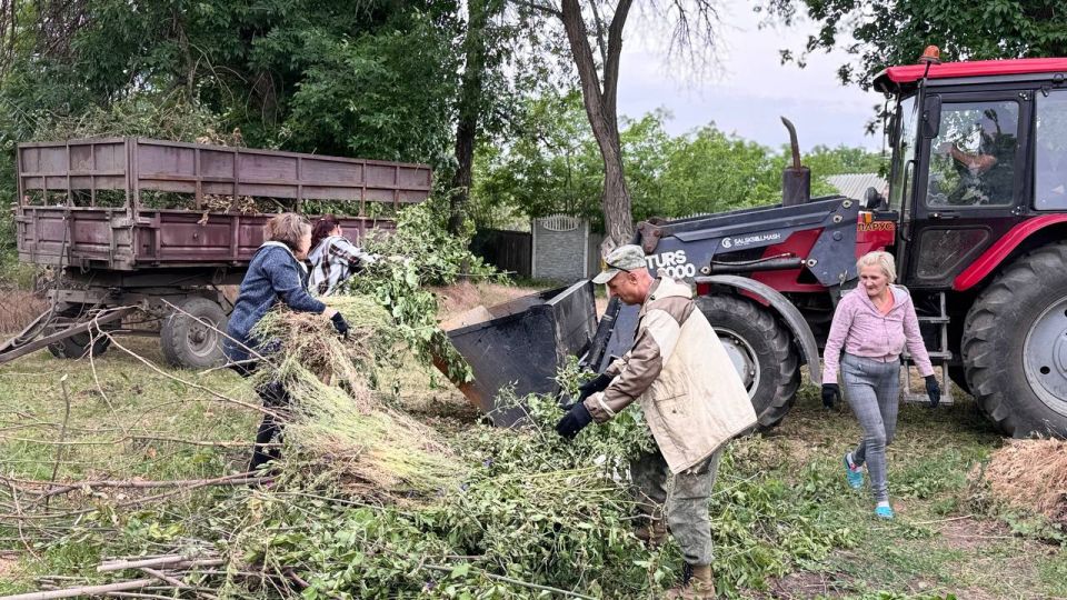 В пгт Дзержинский продолжаются работы по благоустройству и улучшению санитарного состояния населенного пункта В пгт Дзержинский продолжаются работы по благоустройству и улучшению санитарного состояния населенного пункта