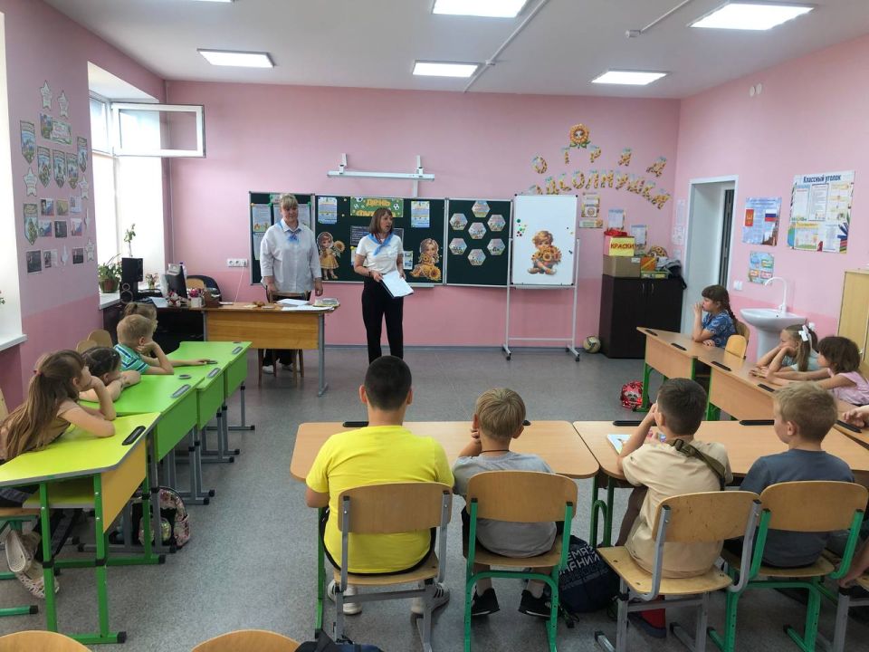 В рамках проведения акции «Профессиональные # каникулы» на базе пришкольной площадки ГБОУ ЛНР «Евсугский УВК» было проведено профориентационное мероприятие «Путешествие в мир профессий», организованное специалистами отдела... В рамках проведения акции «Профессиональные # каникулы» на базе пришкольной площадки ГБОУ ЛНР «Евсугский УВК» было проведено профориентационное мероприятие «Путешествие в мир профессий», организованное специалистами отдела...