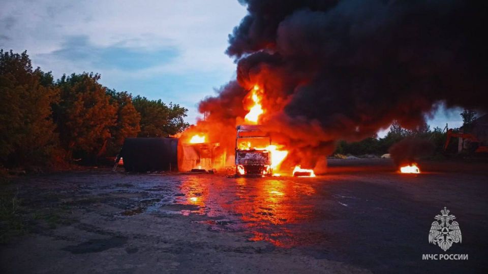 В ЛНР спасатели МЧС России потушили несанкционированную автозаправку В ЛНР спасатели МЧС России потушили несанкционированную автозаправку
