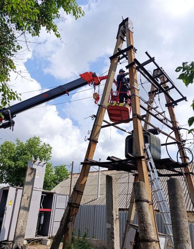 В Красном Луче энергетики заменили устаревшую трансформаторную подстанцию В Красном Луче энергетики заменили устаревшую трансформаторную подстанцию