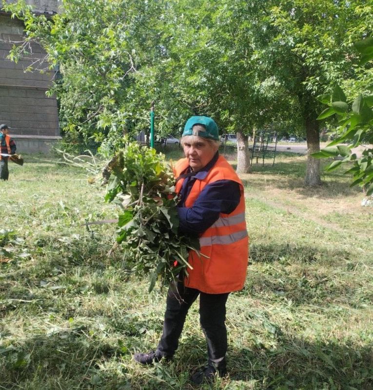 Коммунальные службы проводят работы на территории города Коммунальные службы проводят работы на территории города