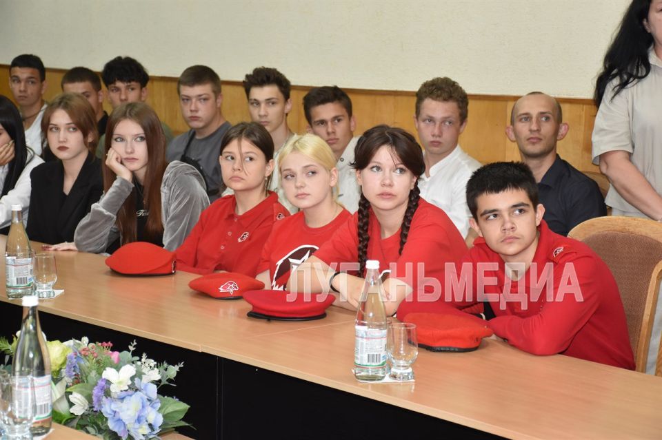 В Стаханове состоялась рабочая встреча молодежи с министром молодежной политики ЛНР В Стаханове состоялась рабочая встреча молодежи с министром молодежной политики ЛНР