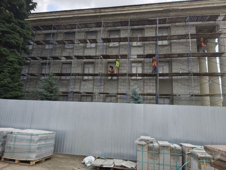 В Краснодоне по народной программе восстанавливают Дворец культуры В Краснодоне по народной программе восстанавливают Дворец культуры
