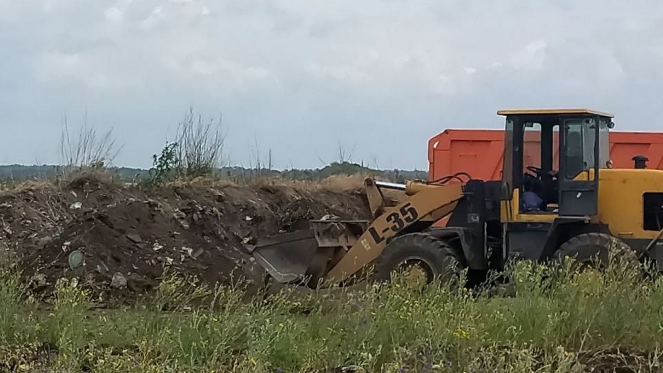 Сегодня в рамках заключенного контракта с МУП «СКАТ» города Ровеньки, на подведомственной территории пгт Михайловка по ул. Шахтерская проводится работа по вывозу несанкционированных свалок Сегодня в рамках заключенного контракта с МУП «СКАТ» города Ровеньки, на подведомственной территории пгт Михайловка по ул. Шахтерская проводится работа по вывозу несанкционированных свалок