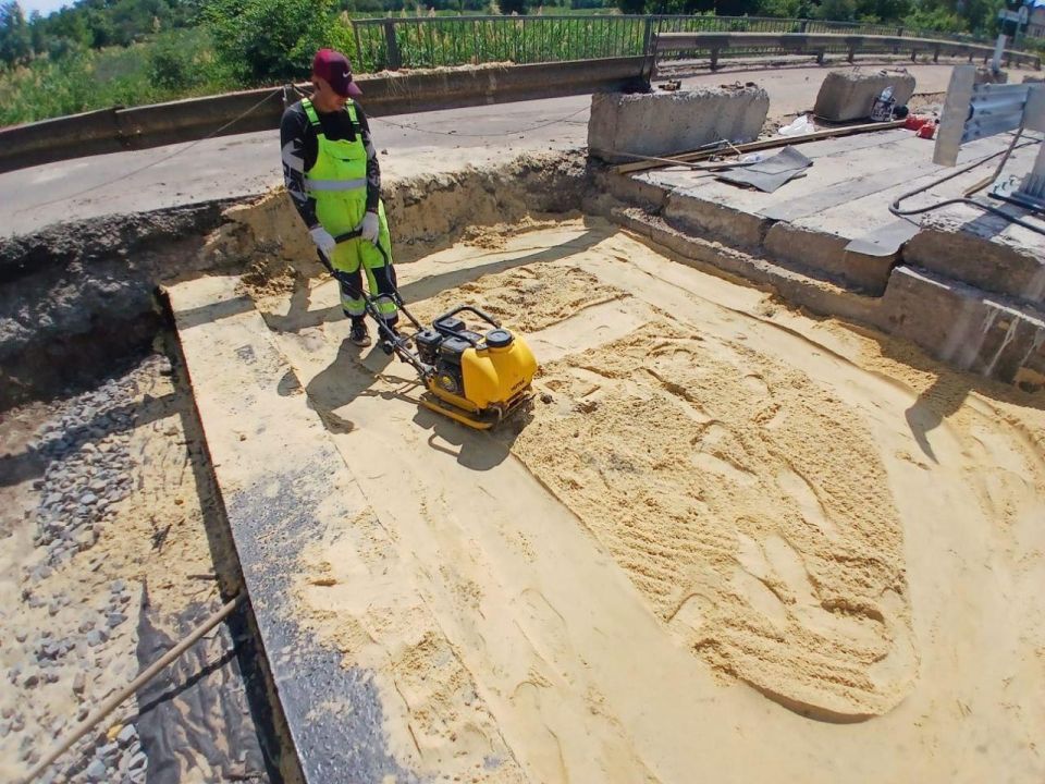 На мосту через Деркул готовятся к заливке переходных плит На мосту через Деркул готовятся к заливке переходных плит