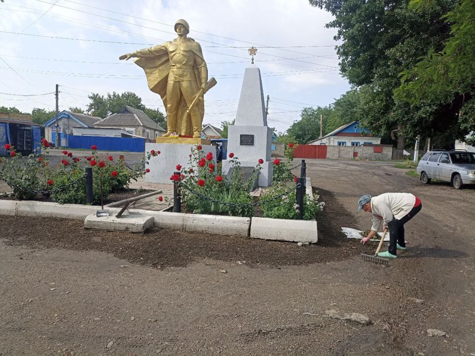В пгт. Новодарьевка продолжаются работы по благоустройству территории В пгт. Новодарьевка продолжаются работы по благоустройству территории