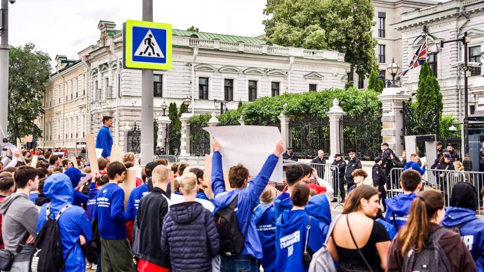 В Москве более 300 активистов МГЕР и «Волонтерской Роты» выразили протест против проведения посольского приема в Москве в честь дня рождения Короля Великобритании В Москве более 300 активистов МГЕР и «Волонтерской Роты» выразили протест против проведения посольского приема в Москве в честь дня рождения Короля Великобритании