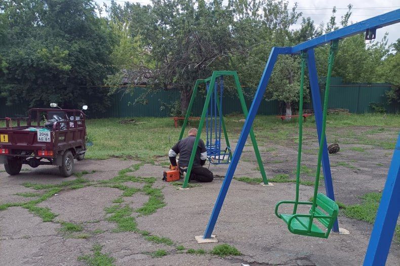 В пгт Комсомольский продолжаются работы по благоустройству В пгт Комсомольский продолжаются работы по благоустройству