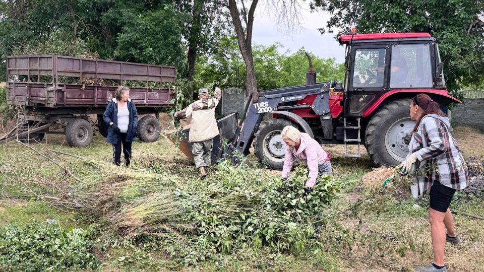В пгт Дзержинский продолжаются работы по благоустройству и улучшению санитарного состояния населенного пункта В пгт Дзержинский продолжаются работы по благоустройству и улучшению санитарного состояния населенного пункта
