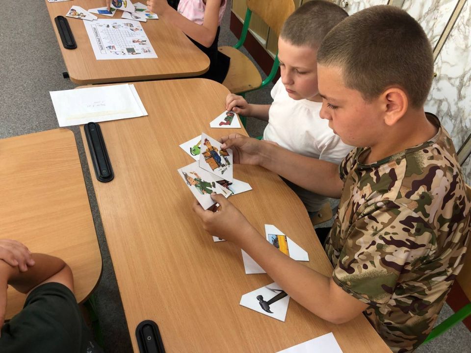 В рамках проведения акции «Профессиональные # каникулы» на базе пришкольной площадки ГБОУ ЛНР «Евсугский УВК» было проведено профориентационное мероприятие «Путешествие в мир профессий», организованное специалистами отдела... В рамках проведения акции «Профессиональные # каникулы» на базе пришкольной площадки ГБОУ ЛНР «Евсугский УВК» было проведено профориентационное мероприятие «Путешествие в мир профессий», организованное специалистами отдела...