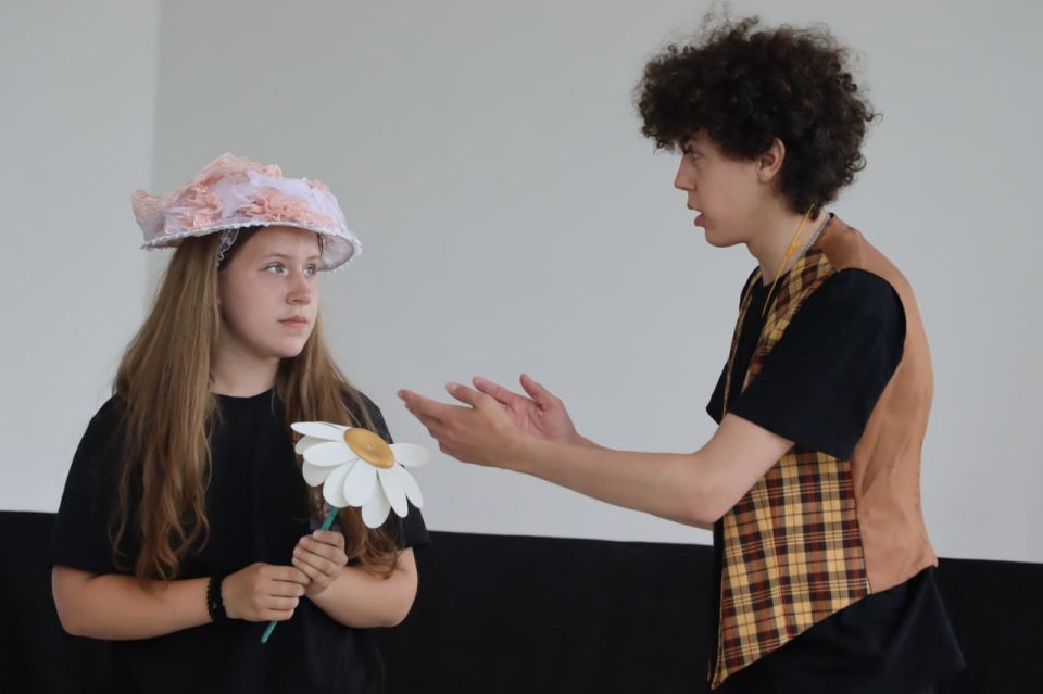 В городском Дворце культуры юные актеры театральной студии представили театральный эскиз «Полетели» по сказкам Сергея Козлова В городском Дворце культуры юные актеры театральной студии представили театральный эскиз «Полетели» по сказкам Сергея Козлова