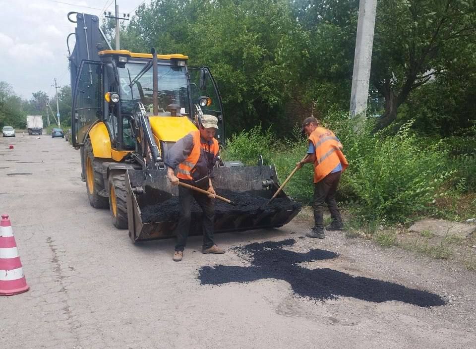 Коммунальные службы проводят работы на территории города Коммунальные службы проводят работы на территории города