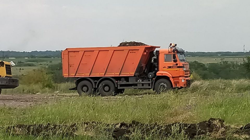 Сегодня в рамках заключенного контракта с МУП «СКАТ» города Ровеньки, на подведомственной территории пгт Михайловка по ул. Шахтерская проводится работа по вывозу несанкционированных свалок Сегодня в рамках заключенного контракта с МУП «СКАТ» города Ровеньки, на подведомственной территории пгт Михайловка по ул. Шахтерская проводится работа по вывозу несанкционированных свалок