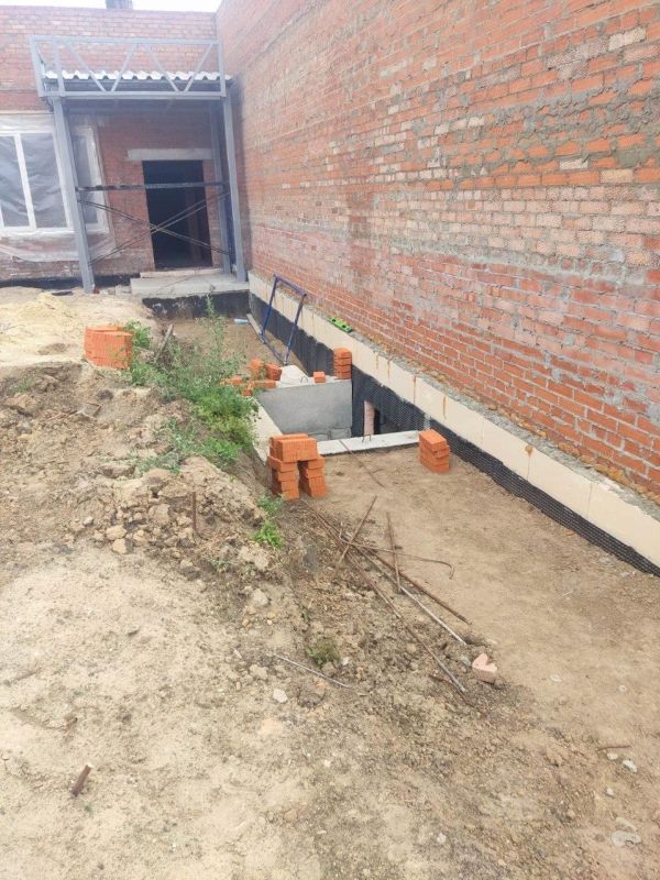 В новом здании патоморфологии Беловодской ЦРБ выровняли поверхность кровли В новом здании патоморфологии Беловодской ЦРБ выровняли поверхность кровли