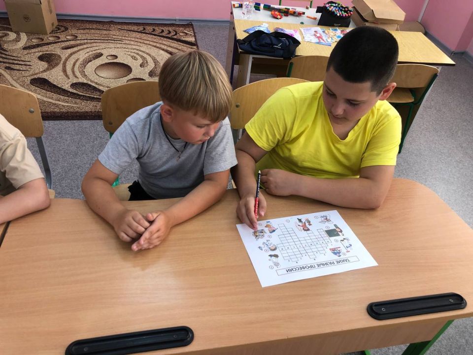 В рамках проведения акции «Профессиональные # каникулы» на базе пришкольной площадки ГБОУ ЛНР «Евсугский УВК» было проведено профориентационное мероприятие «Путешествие в мир профессий», организованное специалистами отдела... В рамках проведения акции «Профессиональные # каникулы» на базе пришкольной площадки ГБОУ ЛНР «Евсугский УВК» было проведено профориентационное мероприятие «Путешествие в мир профессий», организованное специалистами отдела...