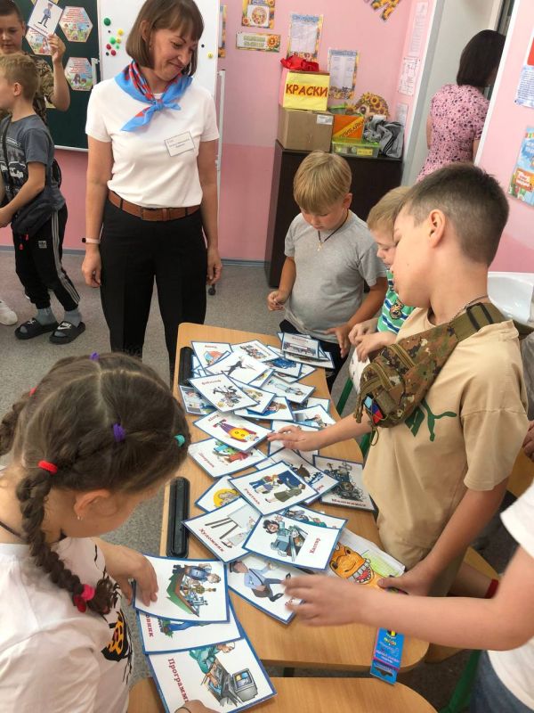 В рамках проведения акции «Профессиональные # каникулы» на базе пришкольной площадки ГБОУ ЛНР «Евсугский УВК» было проведено профориентационное мероприятие «Путешествие в мир профессий», организованное специалистами отдела... В рамках проведения акции «Профессиональные # каникулы» на базе пришкольной площадки ГБОУ ЛНР «Евсугский УВК» было проведено профориентационное мероприятие «Путешествие в мир профессий», организованное специалистами отдела...