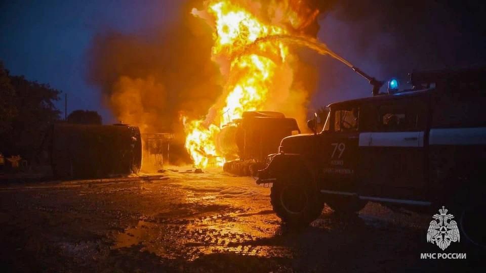 Спасатели МЧС ликвидировали пожар на несанкционированной заправке в ЛНР