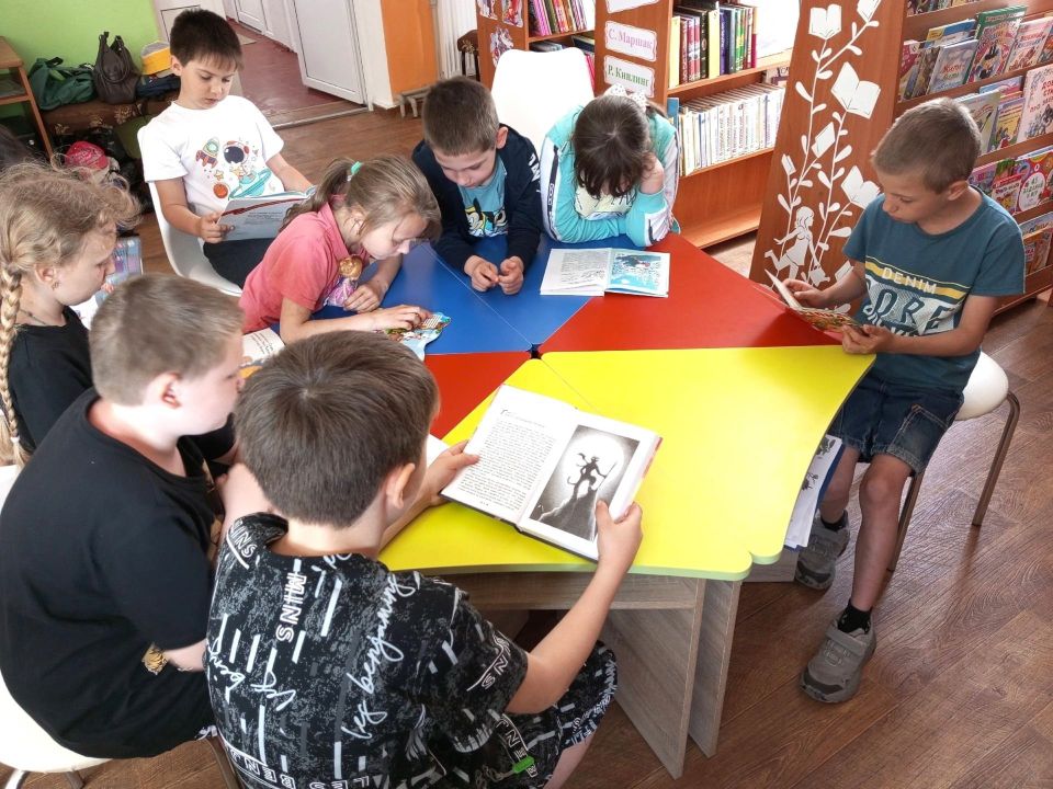 Детство — это самое беззаботное и счастливое время Детство — это самое беззаботное и счастливое время