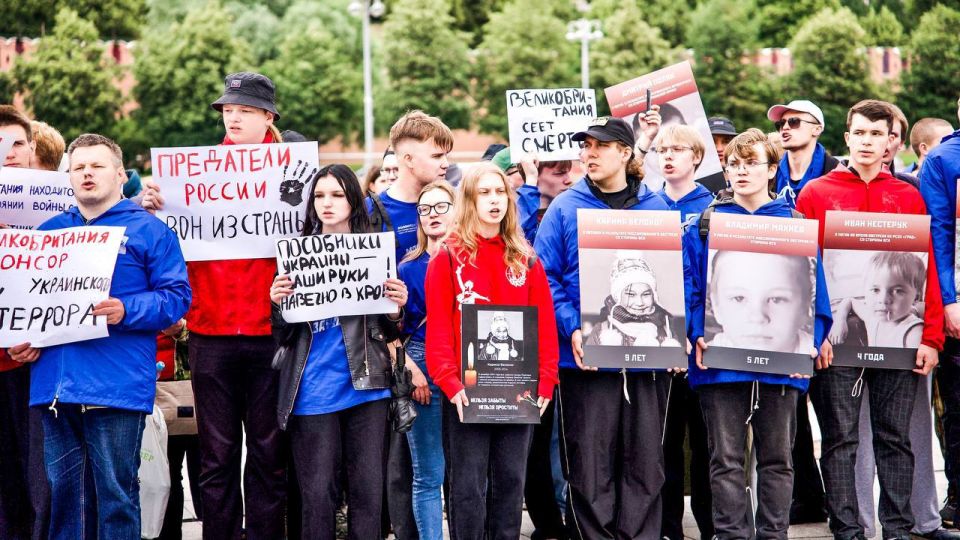 В Москве более 300 активистов МГЕР и «Волонтерской Роты» выразили протест против проведения посольского приема в Москве в честь дня рождения Короля Великобритании В Москве более 300 активистов МГЕР и «Волонтерской Роты» выразили протест против проведения посольского приема в Москве в честь дня рождения Короля Великобритании