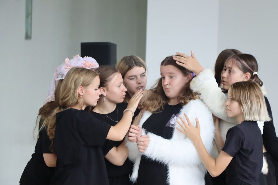 В городском Дворце культуры юные актеры театральной студии представили театральный эскиз «Полетели» по сказкам Сергея Козлова В городском Дворце культуры юные актеры театральной студии представили театральный эскиз «Полетели» по сказкам Сергея Козлова