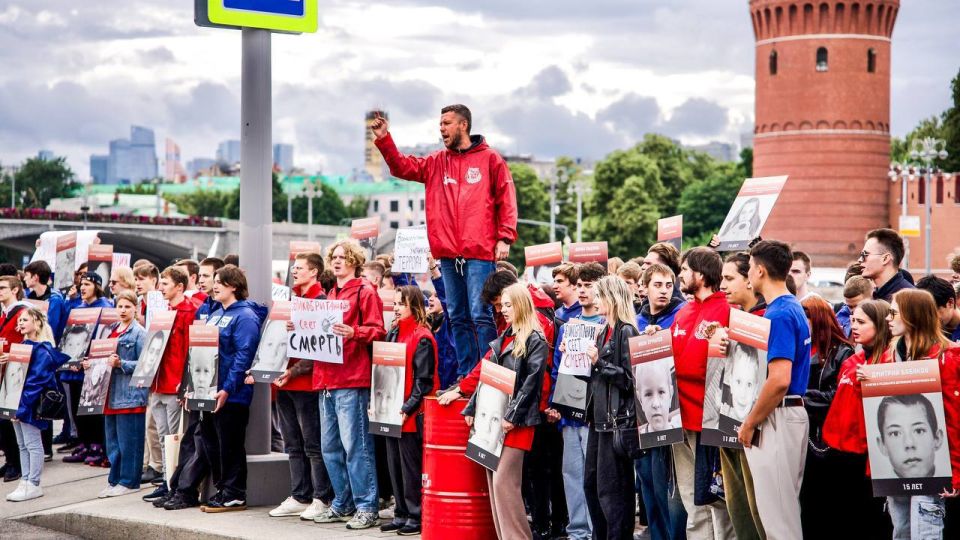 В Москве более 300 активистов МГЕР и «Волонтерской Роты» выразили протест против проведения посольского приема в Москве в честь дня рождения Короля Великобритании В Москве более 300 активистов МГЕР и «Волонтерской Роты» выразили протест против проведения посольского приема в Москве в честь дня рождения Короля Великобритании