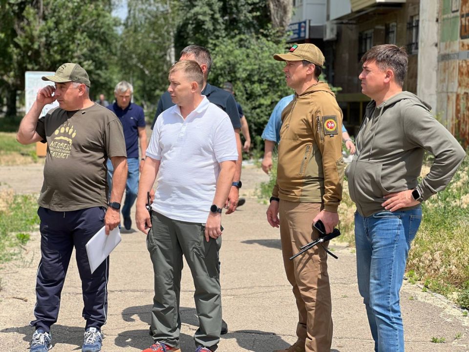 Евгений Шаталин: Сегодня в Рубежном встретили очередную гуманитарную колонну из Татарстана — уже 31-ю по счёту Евгений Шаталин: Сегодня в Рубежном встретили очередную гуманитарную колонну из Татарстана — уже 31-ю по счёту