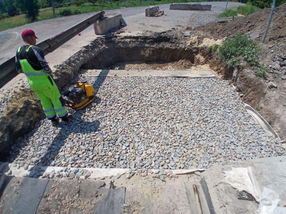 На мосту через Деркул готовятся к заливке переходных плит На мосту через Деркул готовятся к заливке переходных плит