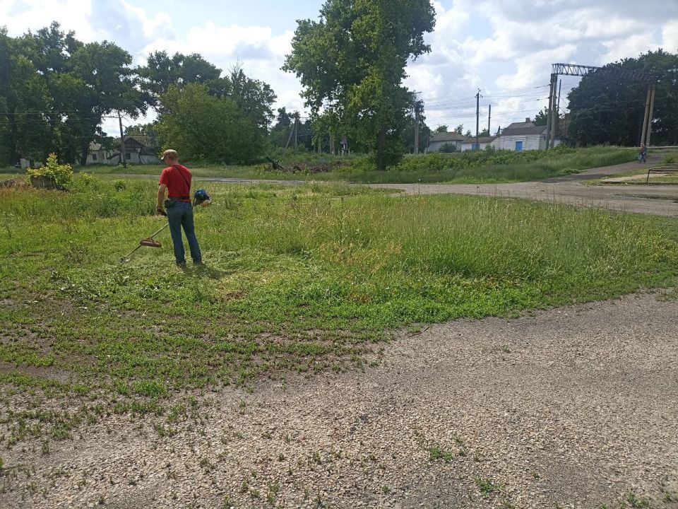 В пгт. Новодарьевка продолжаются работы по благоустройству территории В пгт. Новодарьевка продолжаются работы по благоустройству территории