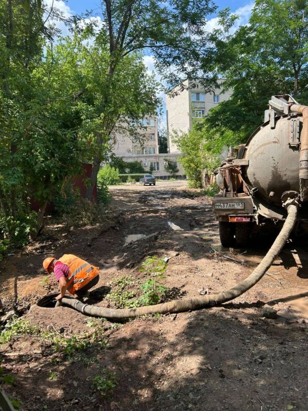 В Краснодоне по улице Красных Шахтеров специалисты ГУП ЛНР «Лугансквода» устранили порыв на водоводе В Краснодоне по улице Красных Шахтеров специалисты ГУП ЛНР «Лугансквода» устранили порыв на водоводе