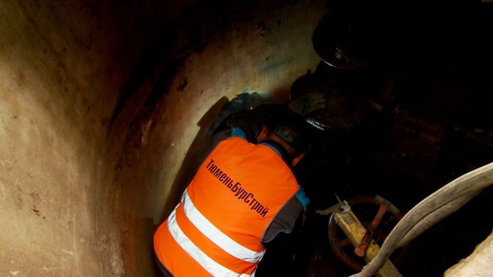 Сегодня специалисты компании «ТюменьБурСтрой» завершают работы на аварийном участке старого водовода Сегодня специалисты компании «ТюменьБурСтрой» завершают работы на аварийном участке старого водовода