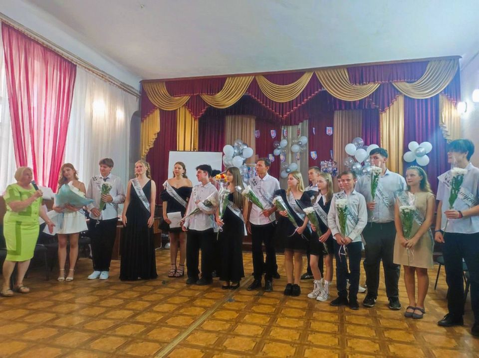 В Алчевских школах чествуют выпускников 9-х классов В Алчевских школах чествуют выпускников 9-х классов