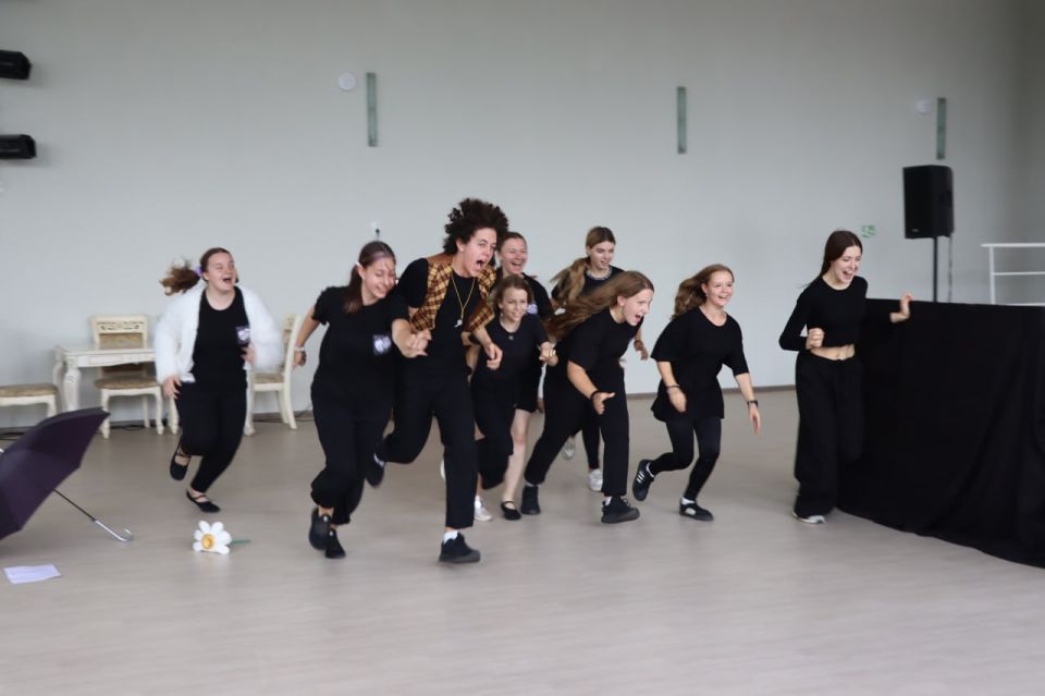 В городском Дворце культуры юные актеры театральной студии представили театральный эскиз «Полетели» по сказкам Сергея Козлова В городском Дворце культуры юные актеры театральной студии представили театральный эскиз «Полетели» по сказкам Сергея Козлова