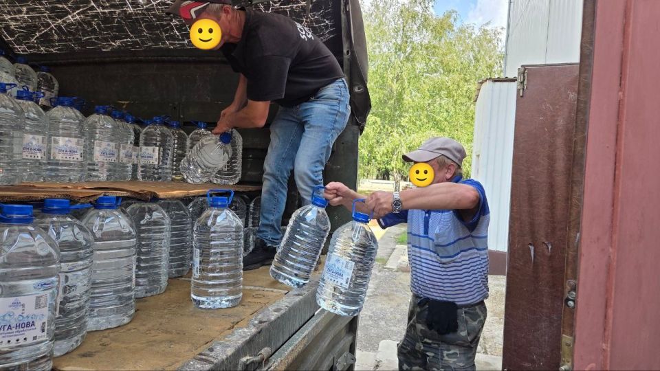 Анна Сорока: При поддержке меценатов и Военной комендатуры г. Луганска жителям Попасной доставили гуманитарную помощь: 10 тонн бутилированной питьевой воды Анна Сорока: При поддержке меценатов и Военной комендатуры г. Луганска жителям Попасной доставили гуманитарную помощь: 10 тонн бутилированной питьевой воды