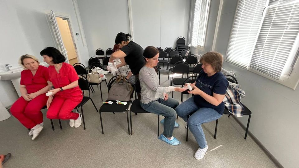 Инструкторы первой помощи Луганского центра медицины катастроф провели мастер-класс для сотрудников дома-интерната в г. Ровеньки Инструкторы первой помощи Луганского центра медицины катастроф провели мастер-класс для сотрудников дома-интерната в г. Ровеньки