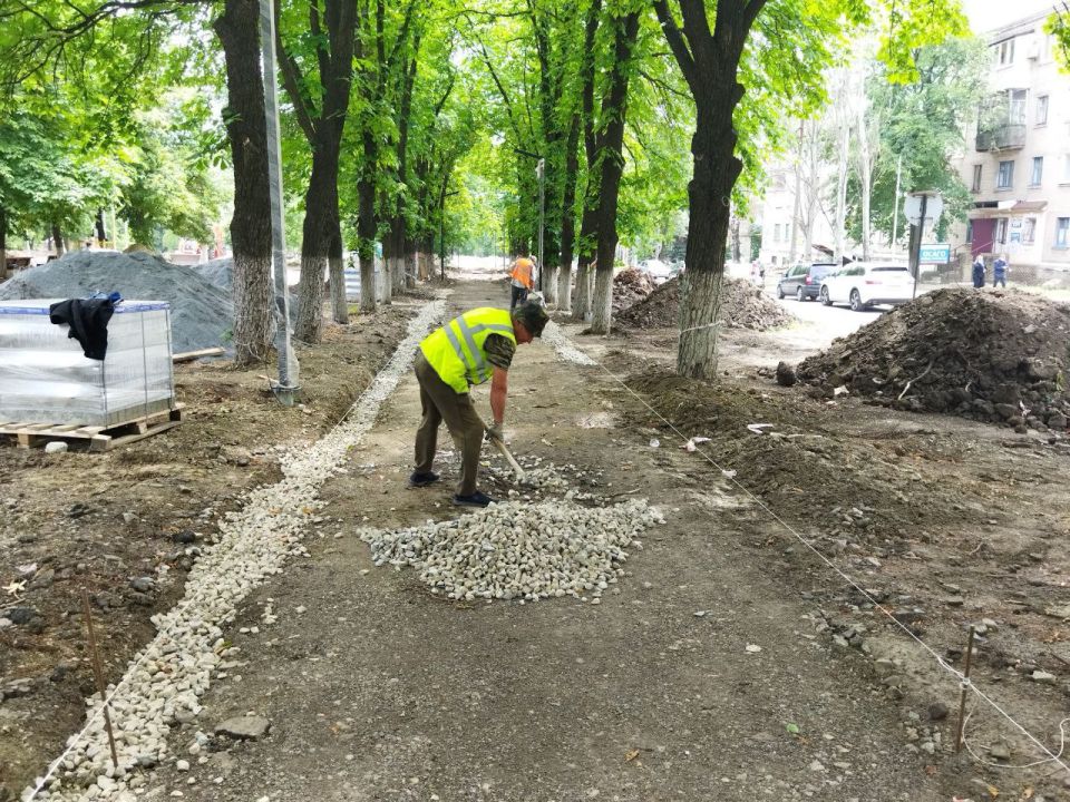 Андрей Рубанцов: В Ровеньках продолжается реализация проекта «Благоустройство аллеи города Ровеньки, улицы Ленина, от памятника «Молодежная скульптура» до памятного знака «2000-летия со дня рождения Иисуса Христа» Андрей Рубанцов: В Ровеньках продолжается реализация проекта «Благоустройство аллеи города Ровеньки, улицы Ленина, от памятника «Молодежная скульптура» до памятного знака «2000-летия со дня рождения Иисуса Христа»