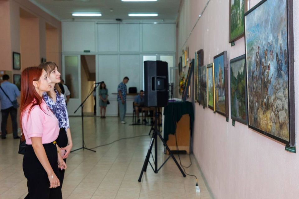 Выставка работ ведущих живописцев современности «Россия — Родина моя», инициированная Центральным таможенным управлением Федеральной таможенной службы РФ, открылась в Луганске Выставка работ ведущих живописцев современности «Россия — Родина моя», инициированная Центральным таможенным управлением Федеральной таможенной службы РФ, открылась в Луганске