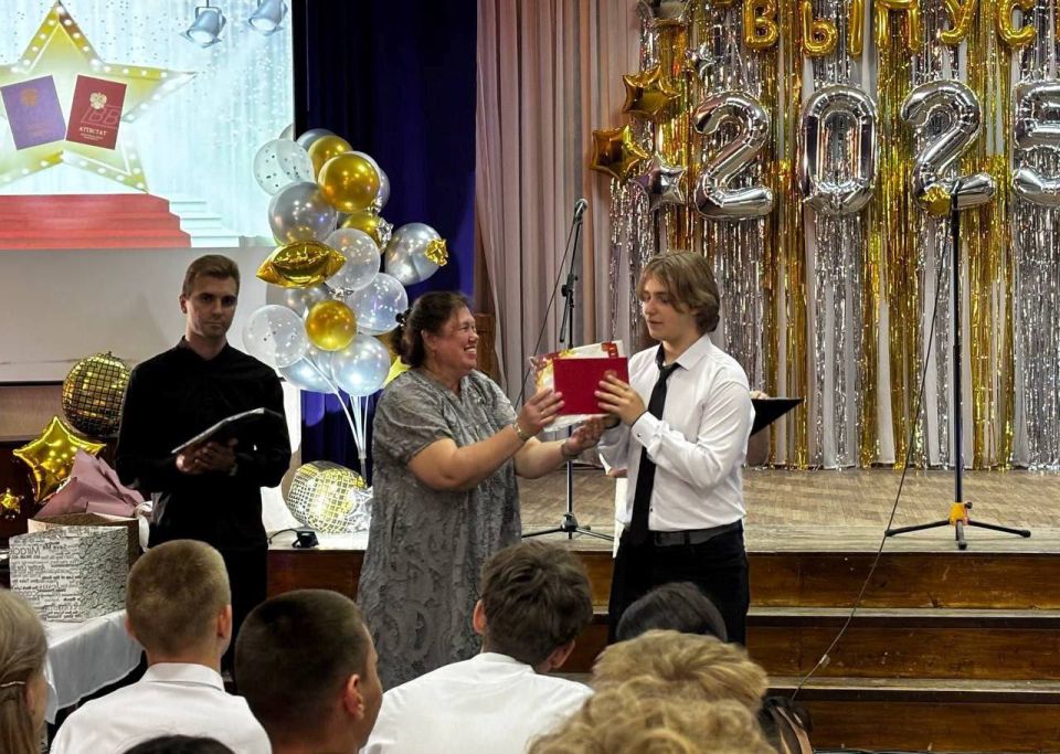 В Алчевских школах чествуют выпускников 9-х классов В Алчевских школах чествуют выпускников 9-х классов