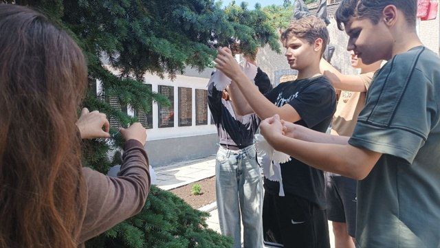 "Журавли скорби и надежды: Память о героях живет" "Журавли скорби и надежды: Память о героях живет"
