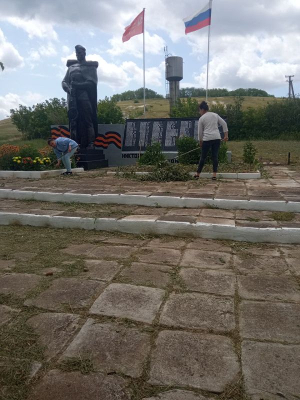 Сотрудники Лысогоровского СК навели порядок у памятника Неизвестному солдату! Сотрудники Лысогоровского СК навели порядок у памятника Неизвестному солдату!