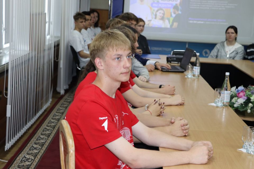 Стаханов с рабочим визитом посетил министр молодёжной политики ЛНР Михаил Голубович Стаханов с рабочим визитом посетил министр молодёжной политики ЛНР Михаил Голубович