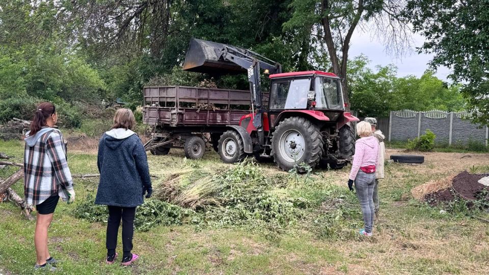 В пгт Дзержинский продолжаются работы по благоустройству и улучшению санитарного состояния населенного пункта В пгт Дзержинский продолжаются работы по благоустройству и улучшению санитарного состояния населенного пункта