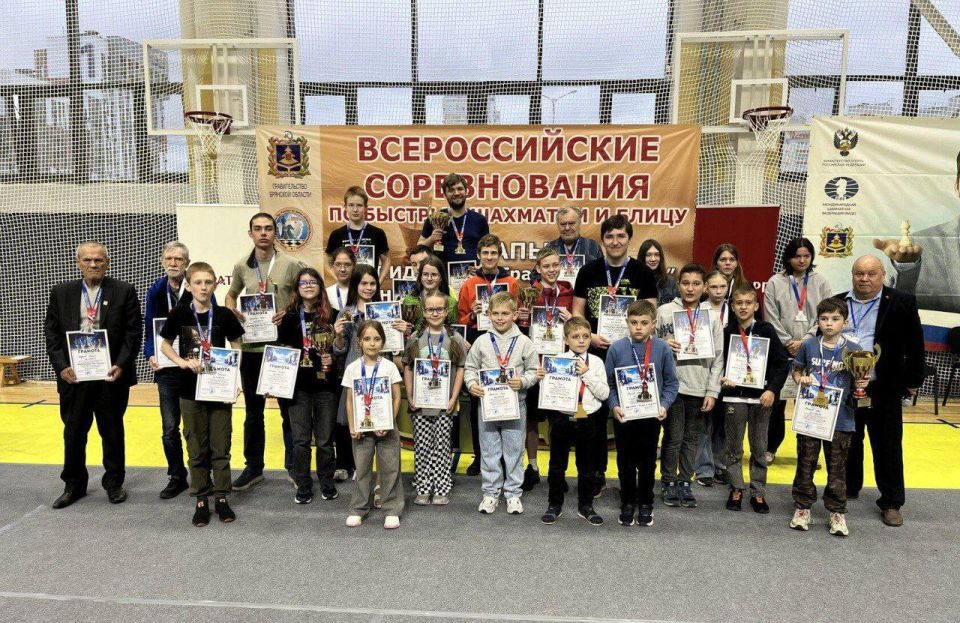 Иван Лысаков из Брянки ЛНР выиграл соревнования по быстрым шахматам в Брянске Иван Лысаков из Брянки ЛНР выиграл соревнования по быстрым шахматам в Брянске