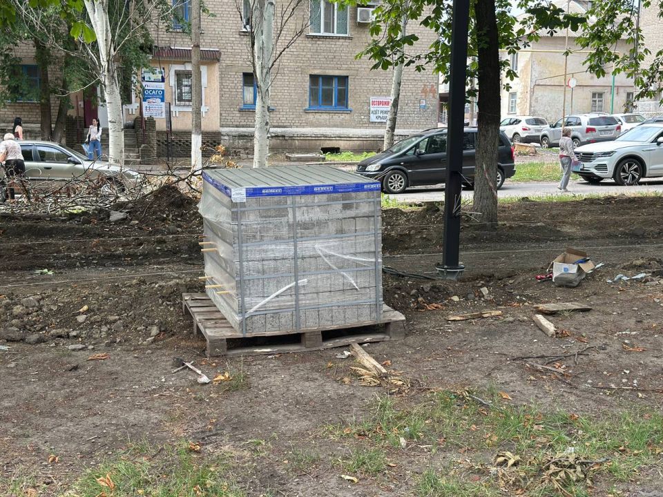 Андрей Рубанцов: В Ровеньках продолжается реализация проекта «Благоустройство аллеи города Ровеньки, улицы Ленина, от памятника «Молодежная скульптура» до памятного знака «2000-летия со дня рождения Иисуса Христа» Андрей Рубанцов: В Ровеньках продолжается реализация проекта «Благоустройство аллеи города Ровеньки, улицы Ленина, от памятника «Молодежная скульптура» до памятного знака «2000-летия со дня рождения Иисуса Христа»